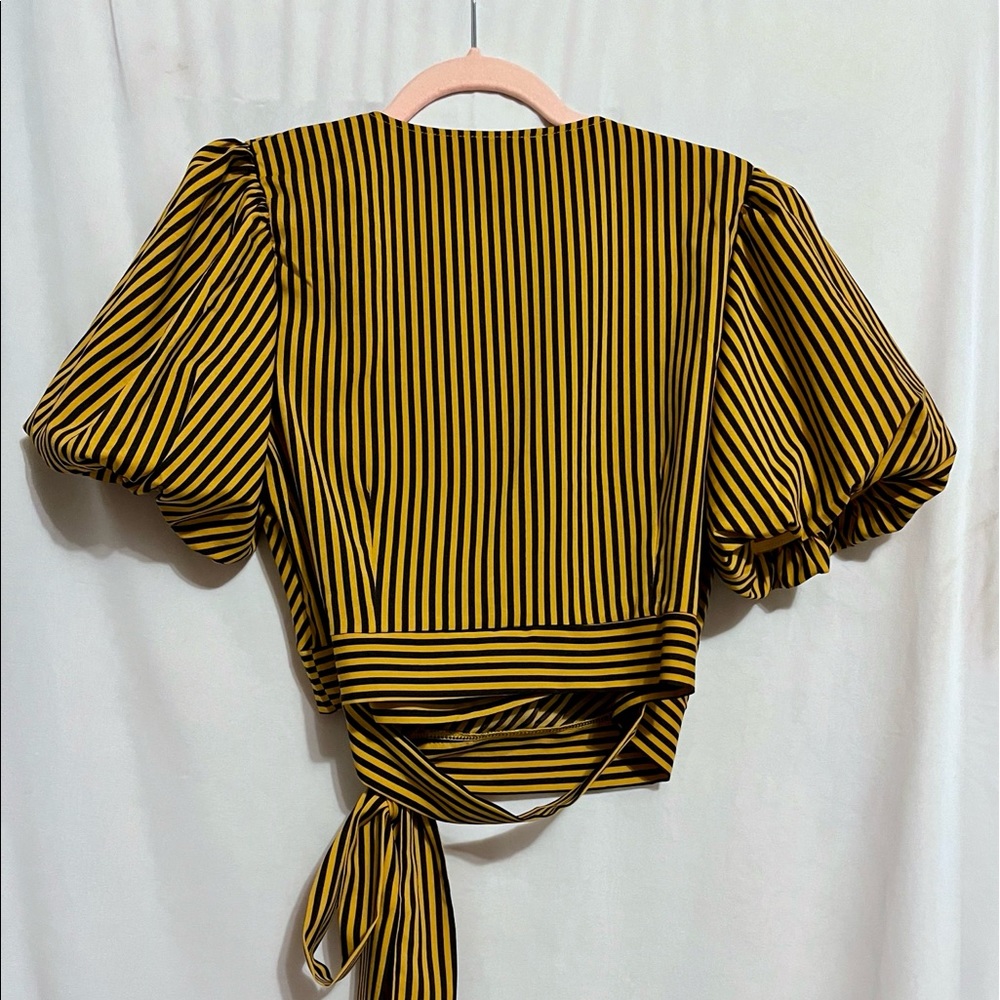 Shein, T-shirt cropped, black and yellow striped,